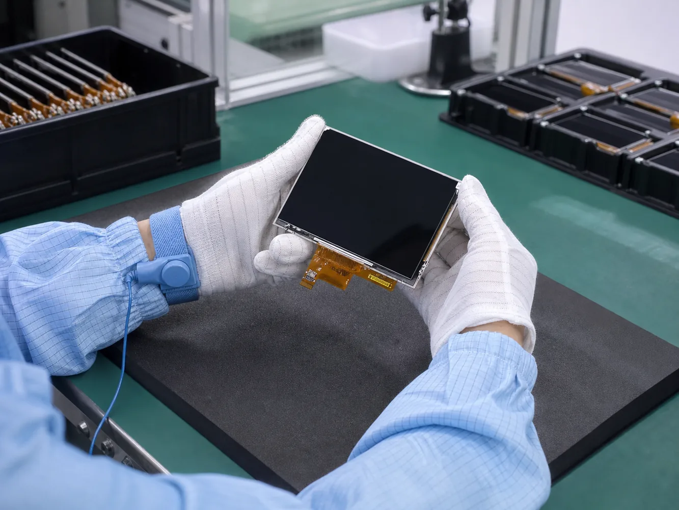 ESD safe handling of small TFT LCD module by the edges